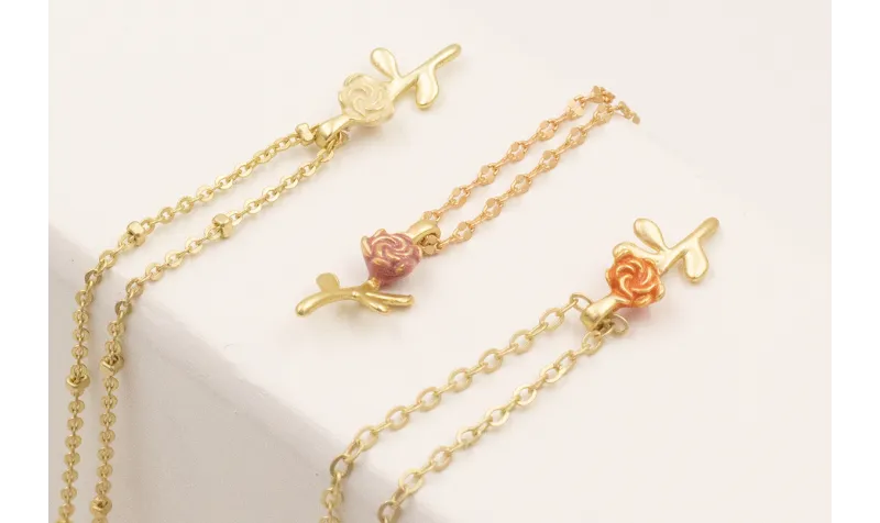 Solitario cadena micro ovalos dorada mate con colg