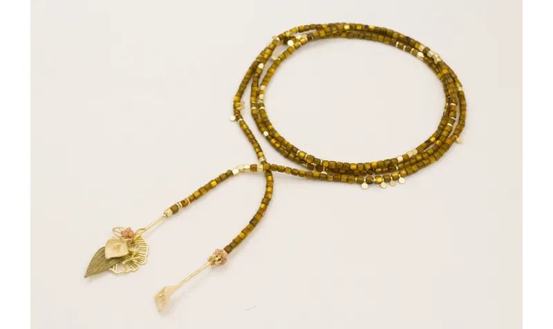 Collar tira cubos nacar marrón verdoso con entrepi