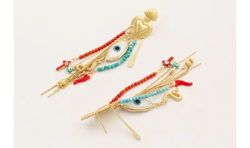 Pendientes perno sagrado corazón dorado mate con c