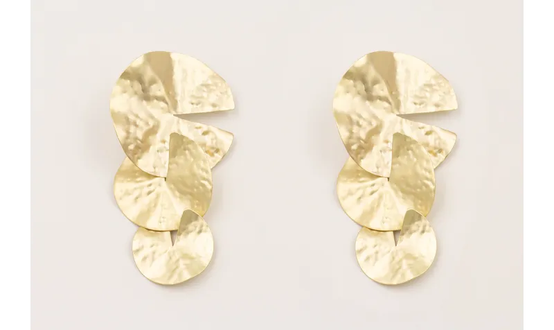 Pendientes nenufar en disminución dorado mate.