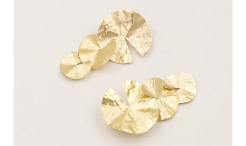 Pendientes nenufar en disminución dorado mate.