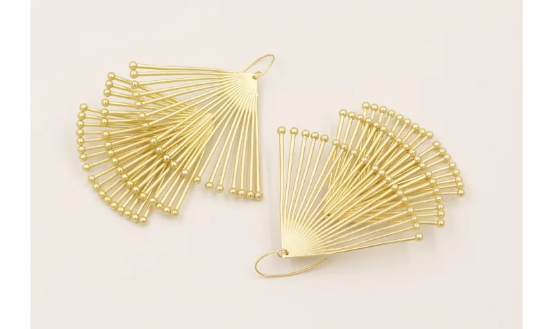 Pendientes triangulos con palitos rematados con bo