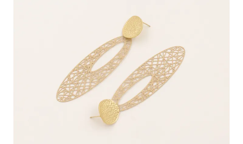 Pendientes perno disco dorado mate y filigrana ova