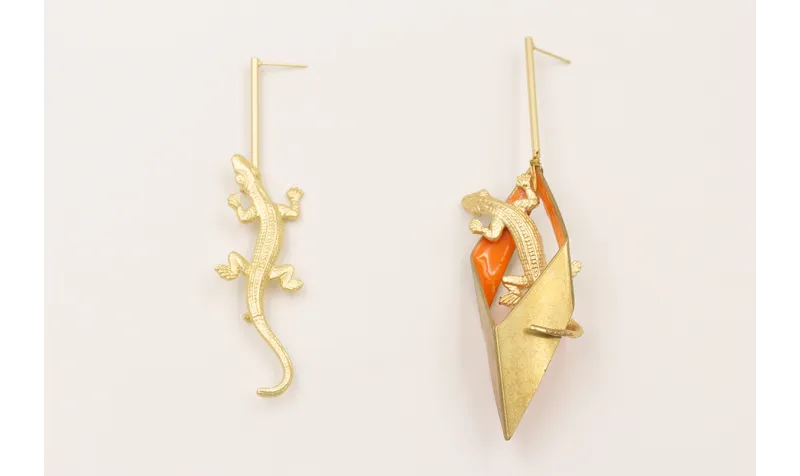 Pendientes perno listón dorado mate con rombo bise