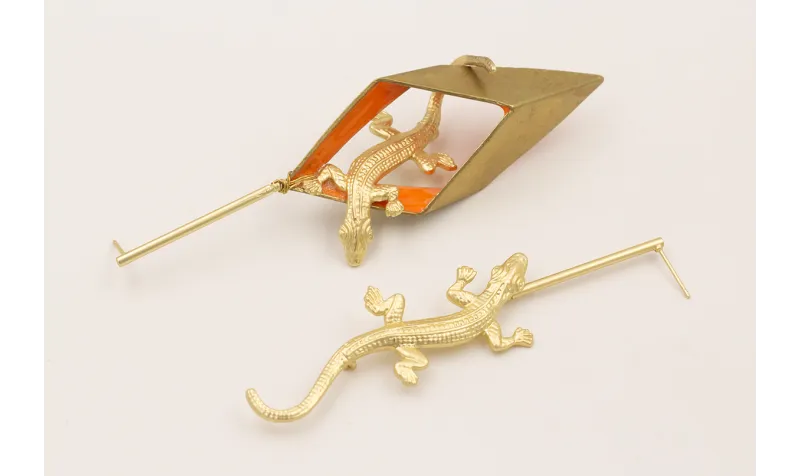 Pendientes perno listón dorado mate con rombo bise