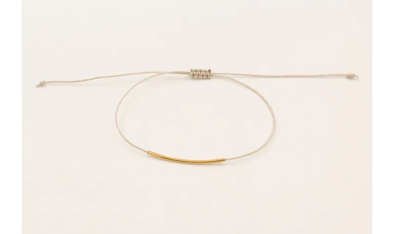 Pulsera hilo metalico plateado con tubo curvado de