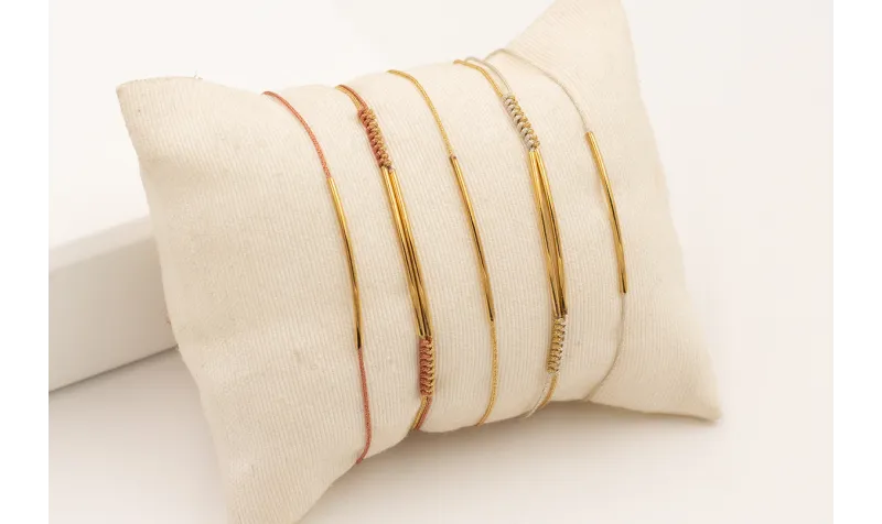 Pulsera hilo metalico plateado con tubo curvado de