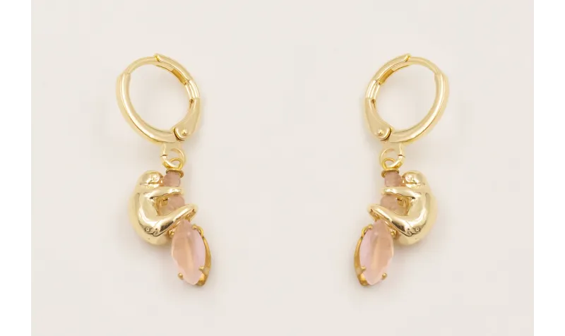 Pendientes cierre seguridad dorado con colgante ko