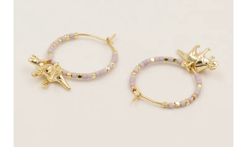 Pendiente aro dorado con miyukis lilas, mini facet