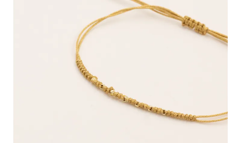Pulsera hilo macramé dorado con mini facetas dorad