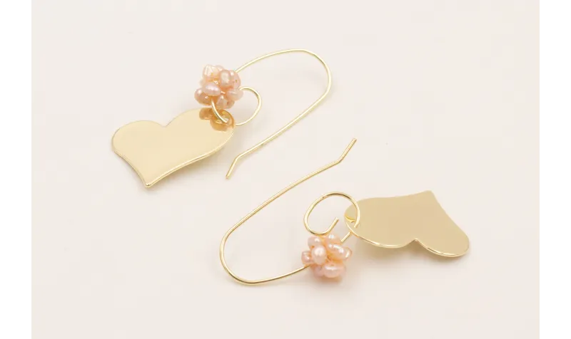 Pendientes gancho dorado con bola de perlas tostad