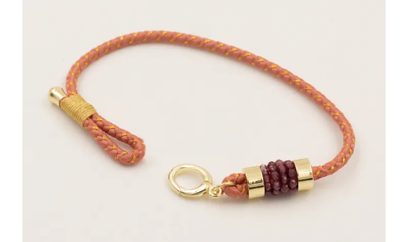 Pulsera cordón rosa palo con hilo dorado, mosquetó