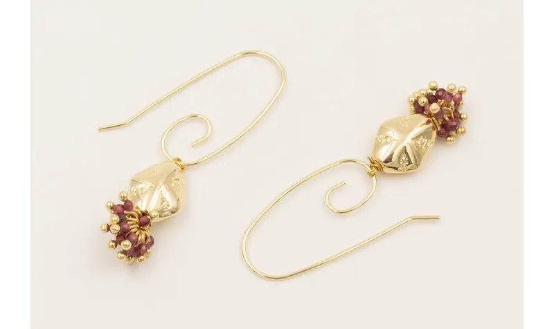 Pendientes gancho dorado con pepita dorada y burru