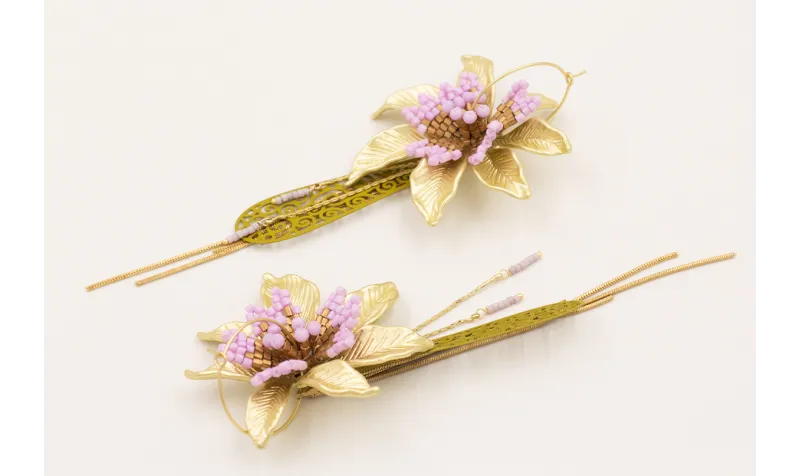 Pendientes aro mediano dorado mate con flor miyuki