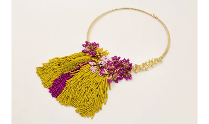 Collar rigido con flecos de abalorio color pistach