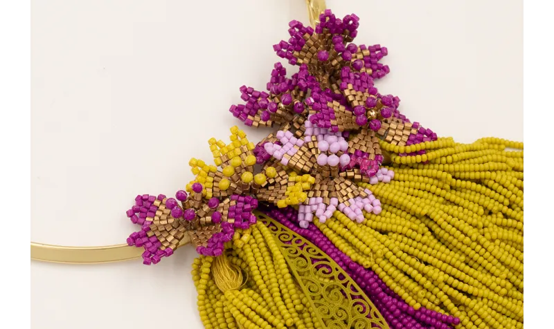 Collar rigido con flecos de abalorio color pistach