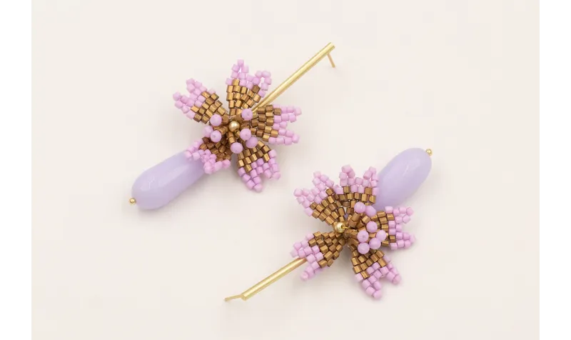 Pendientes perno pivote dorado mate con flor miyuk