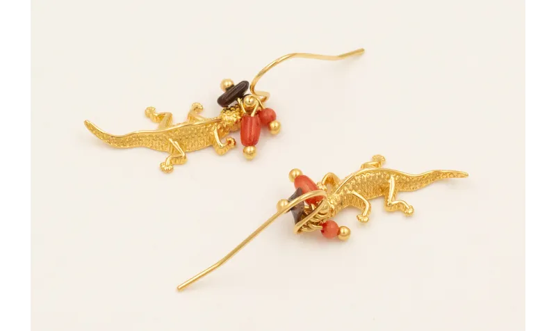 Pendientes gancho con lagarto y chips coral marrón
