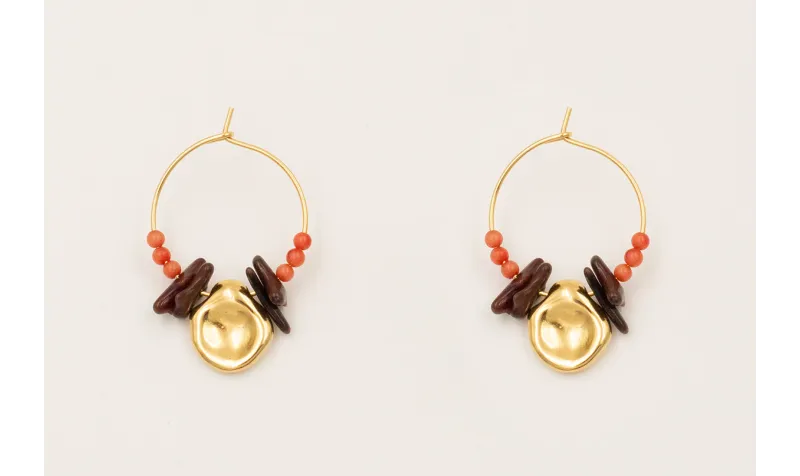 Pendiente aro con chips corales marrones, bolitas 