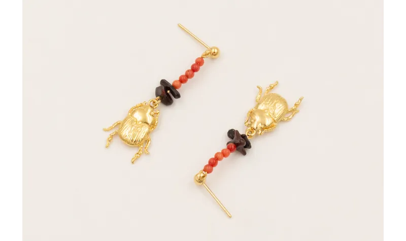 Pendientes perno bolita con chips coral marrones y