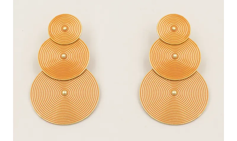 Pendientes discos rayados esmaltados ocres.