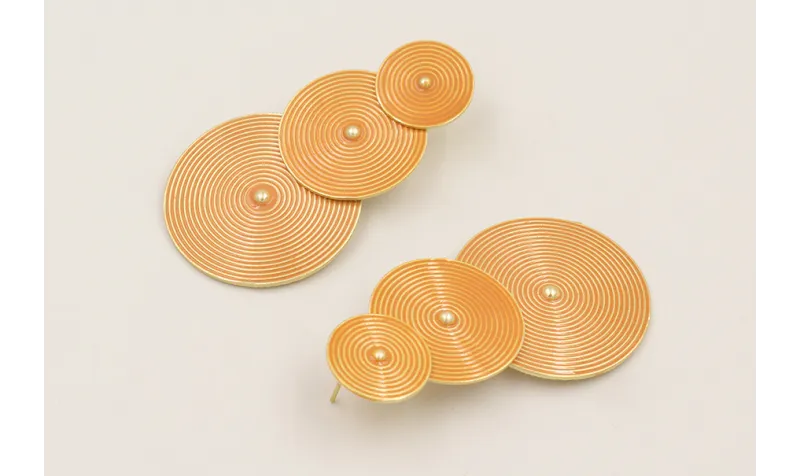 Pendientes discos rayados esmaltados ocres.