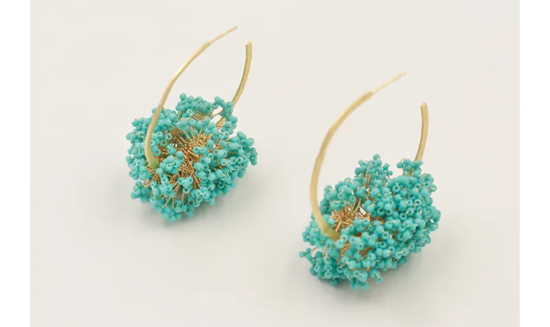 Pendientes aro labrado con ramas de abalorio turqu