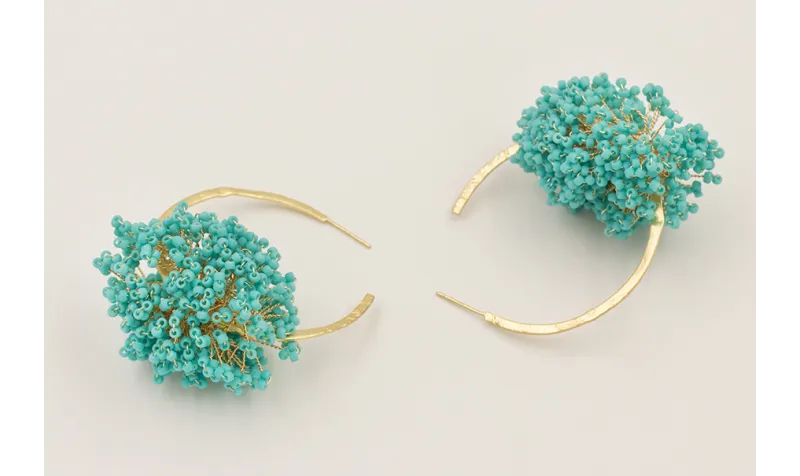 Pendientes aro labrado con ramas de abalorio turqu