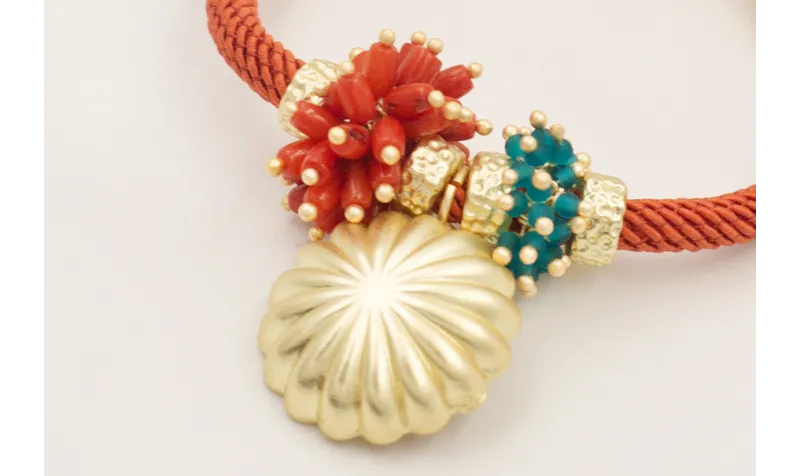 Pulsera cordón trenzado teja con burruños de coral