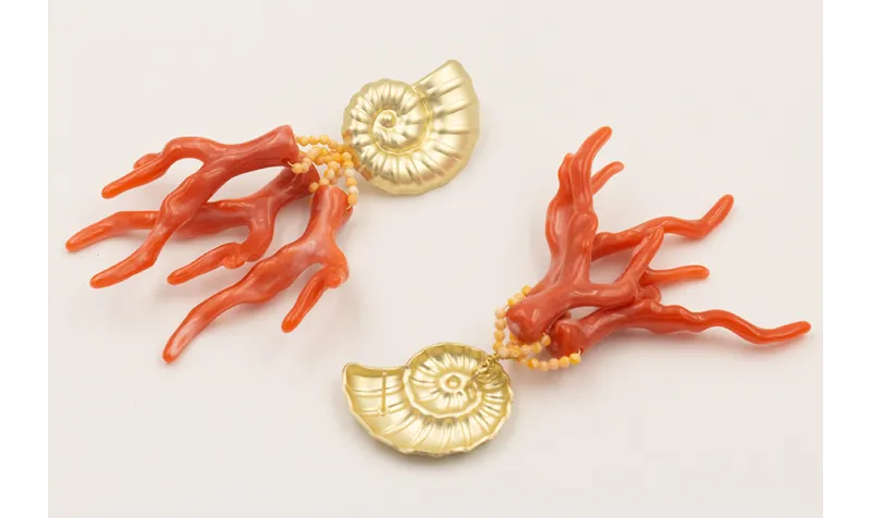 Pendientes perno cracola grande dorada mate con co