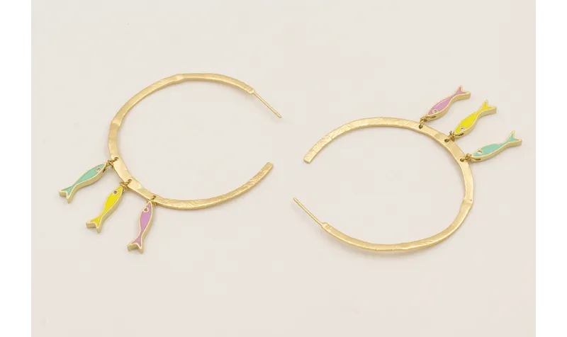 Pendientes aro labrado con peces de colores menta,