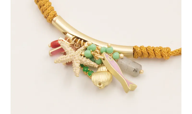 Pulsera cordón con hilo dorado color mostaza con n