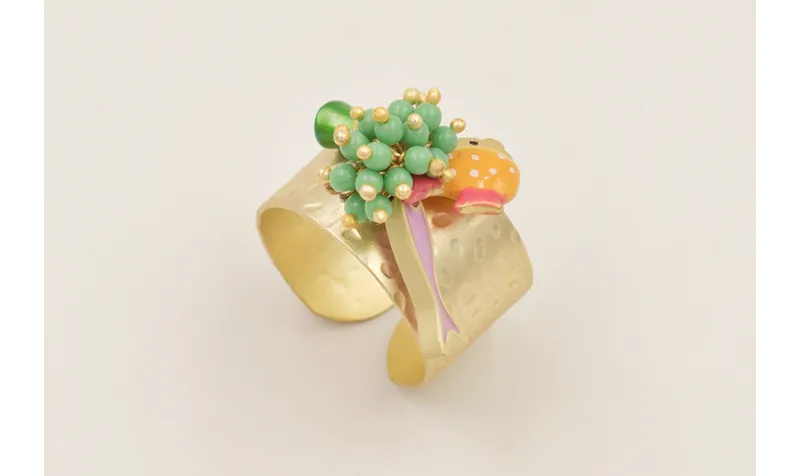 Anillo dorado mate con  burruño bolitas verde opac