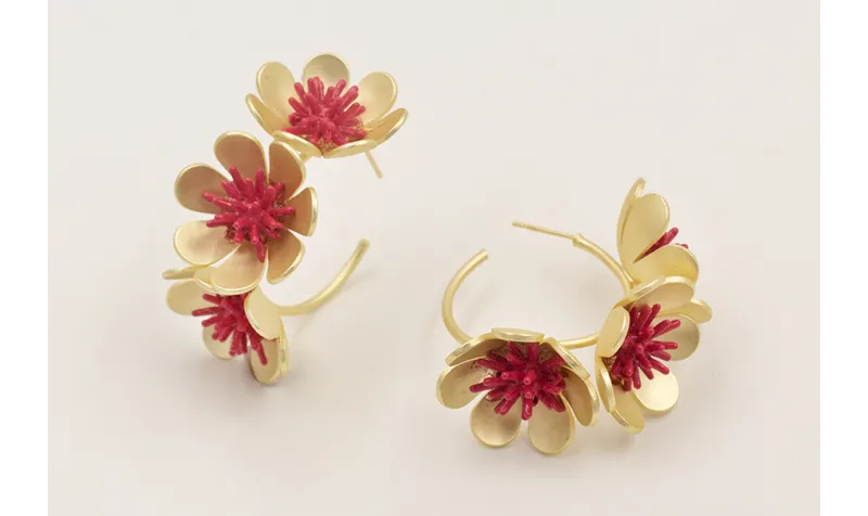 Pendientes aro 3 flores con estrellas coral esmalt