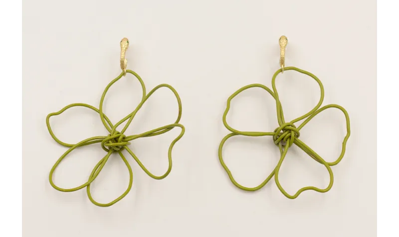 Pendientes perno serpiente ojos verdes y colgante 