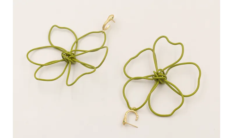 Pendientes perno serpiente ojos verdes y colgante 