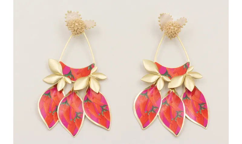 Pendientes perno nenufar y treból esmaltados beige