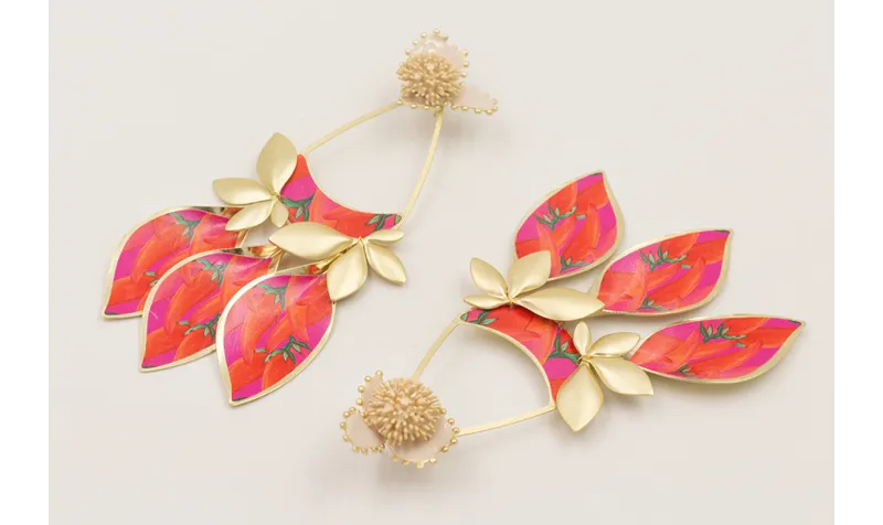 Pendientes perno nenufar y treból esmaltados beige