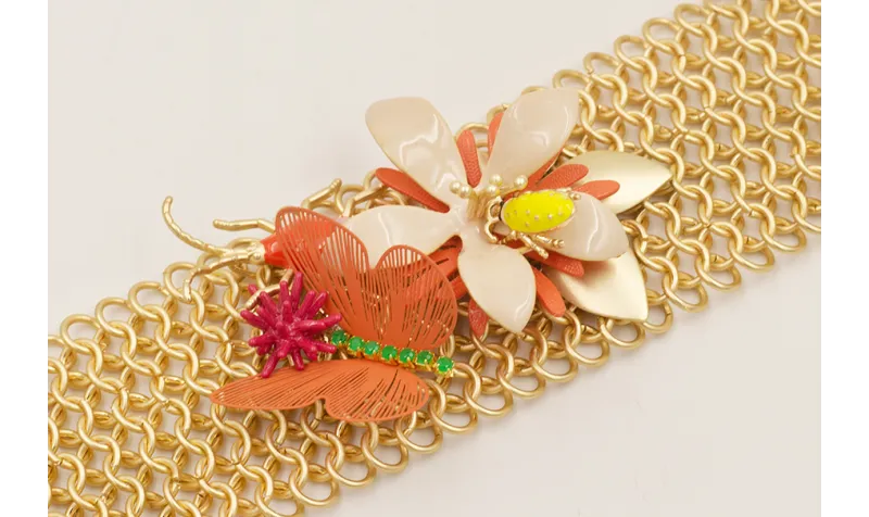 Pulsera malla con flor beige, mariposa naranja,est