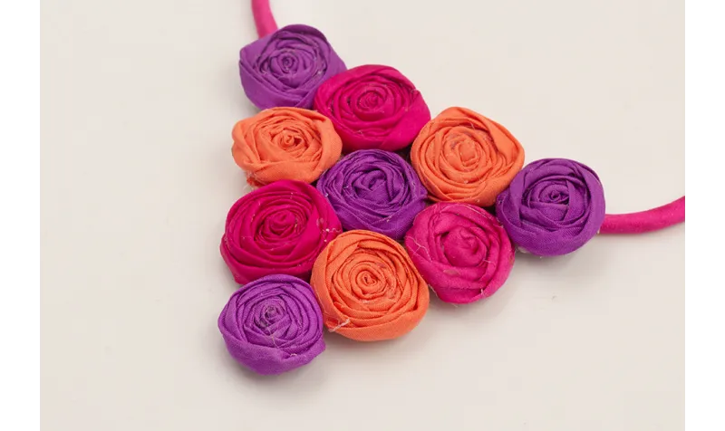 Collar seda natural rellena fucsia con flores de s