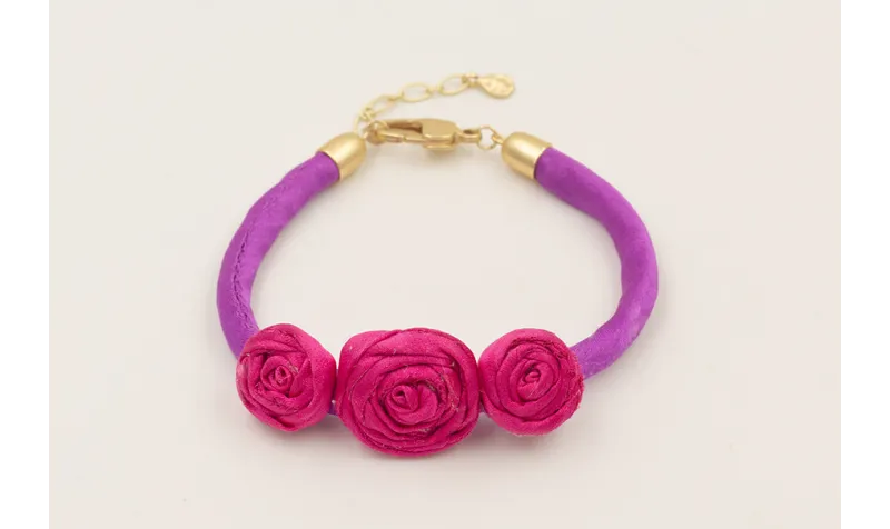 Pulsera seda natural rellena morada con 3  flores 