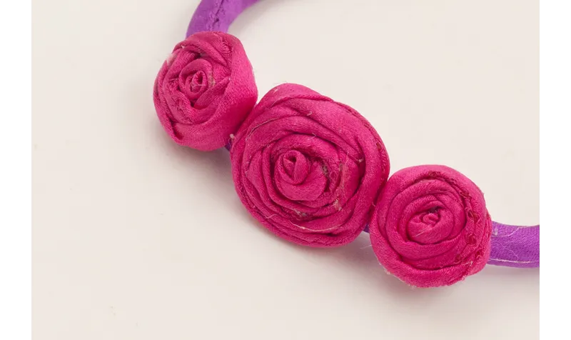 Pulsera seda natural rellena morada con 3  flores 