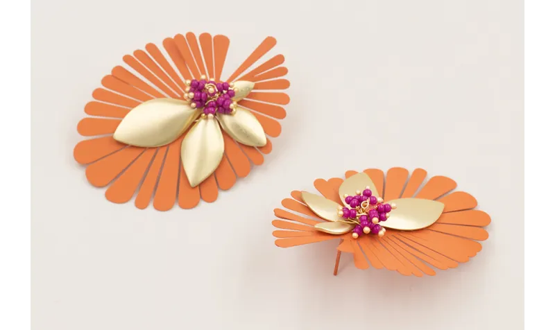 Pendientes flor pétalos esmaltado coral con ramill