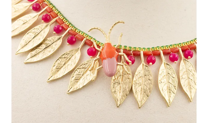 Collar hojas doradas mate, cadena strass verde, tu