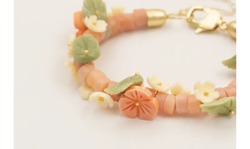 Pulsera discos piedra rosada con flores y hojas de