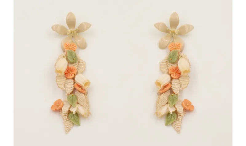 Pendientes perno flor esmaltada beige con rama hoj