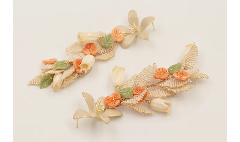 Pendientes perno flor esmaltada beige con rama hoj