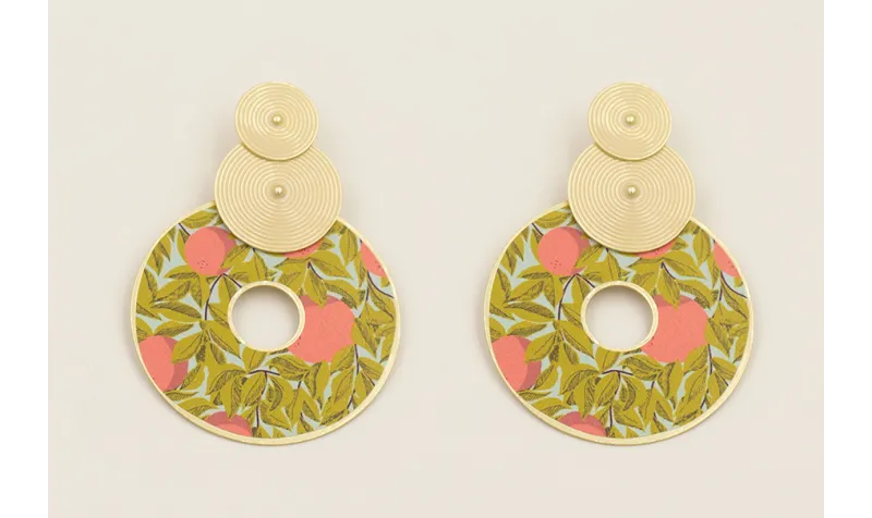 Pendientes discos rayados esmalte beige con colgan