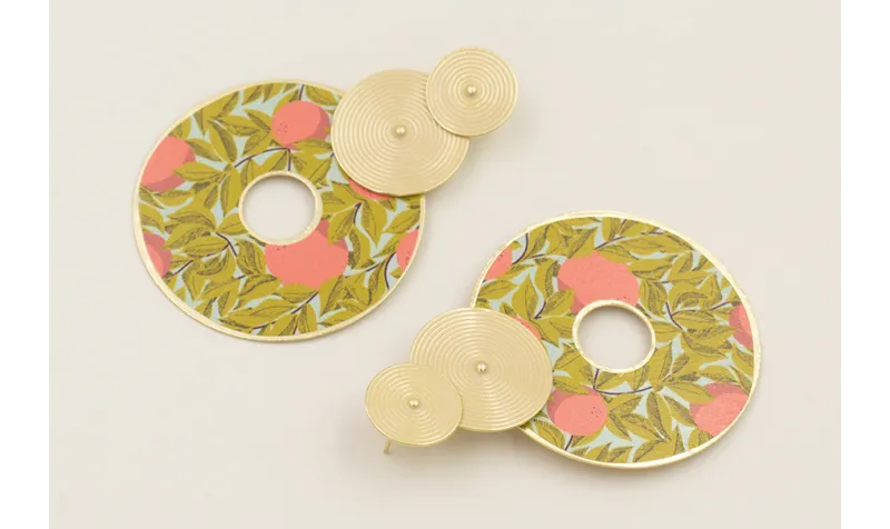 Pendientes discos rayados esmalte beige con colgan