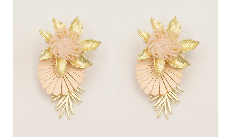 Pendientes rama dorada mate con pendientes pétalos